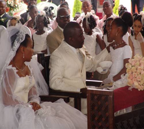 Le président Joseph Kabila vient de se marier religieusement à Mme Marie Olive Lembe di Sita ce samedi 17 juin au cours dun culte particulièrement solennel
